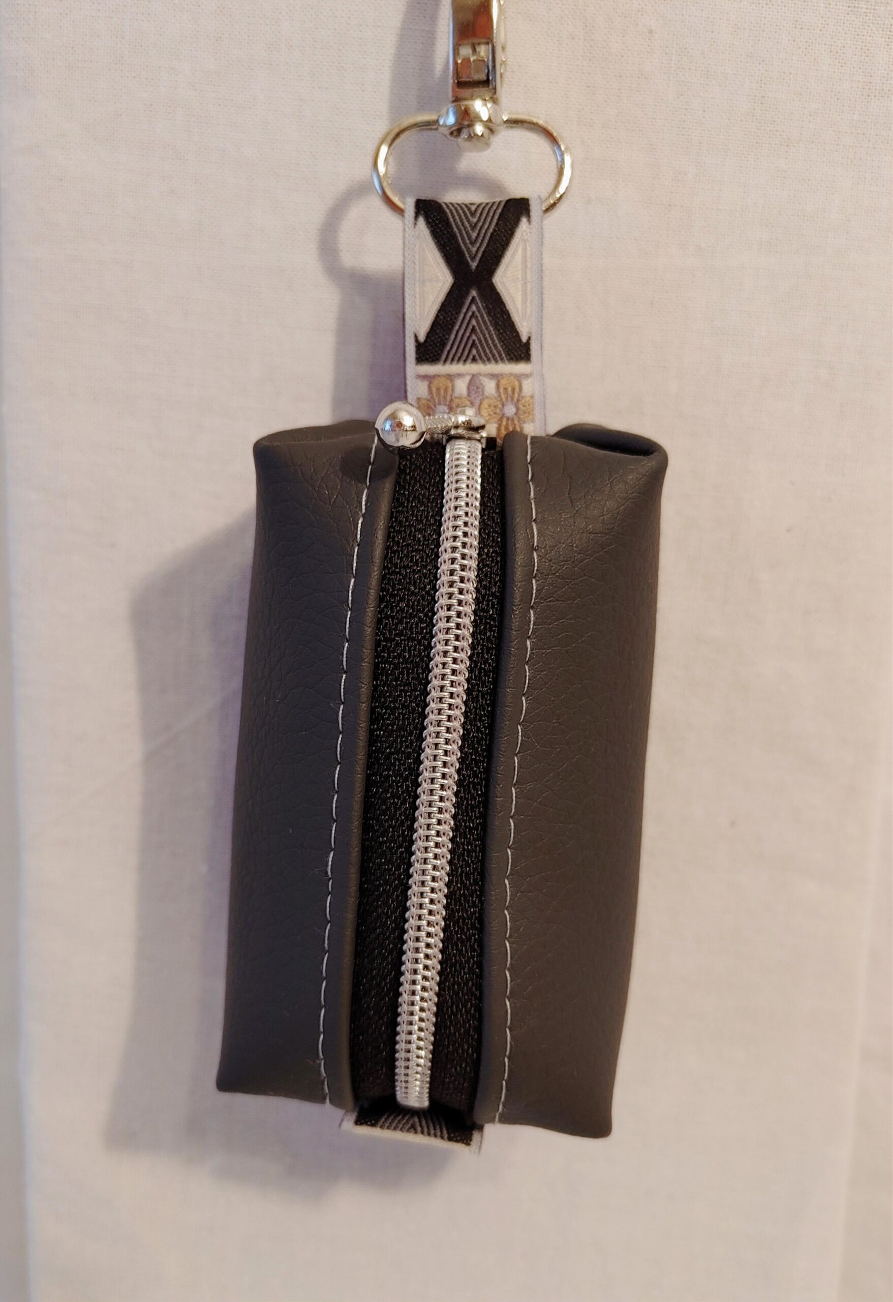 Beuteltasche anthrazit, Band gemustert