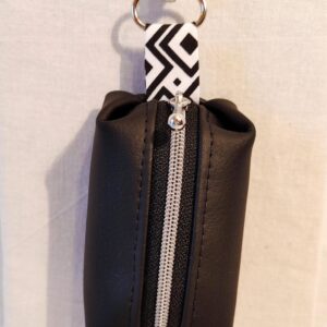 Beuteltasche schwarz, Band geometrisch