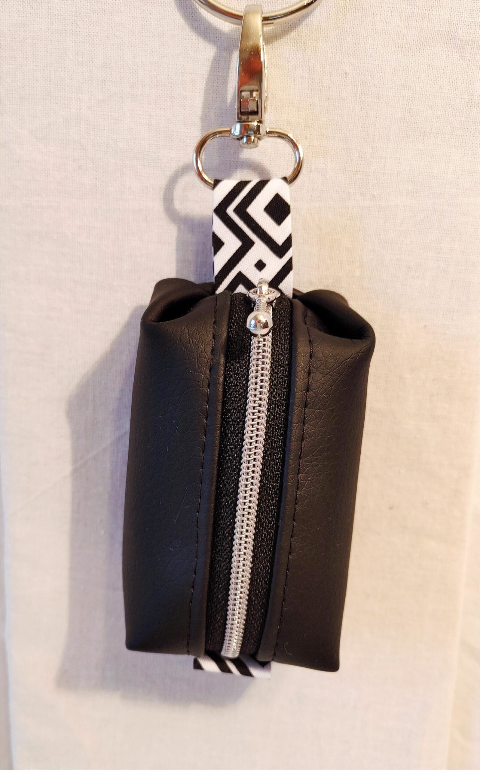 Beuteltasche schwarz, Band geometrisch